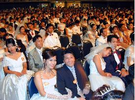 2,000 couples celebrate dawning of 2000 in mass wedding